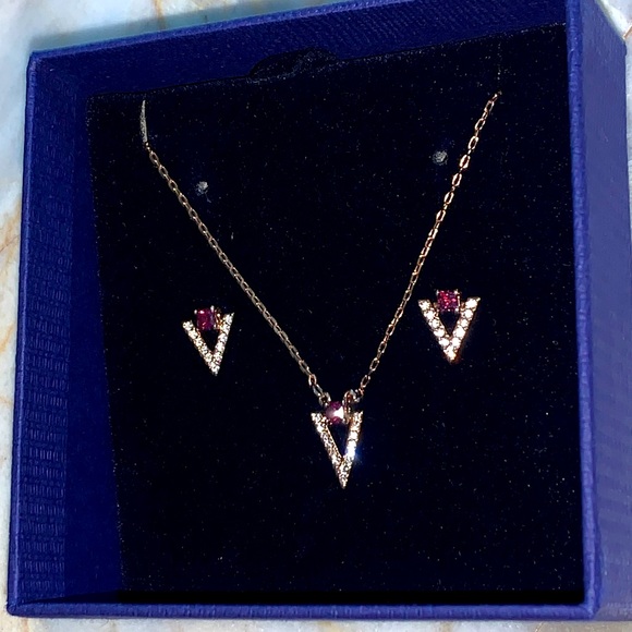 Swarovski Crystals Gold 2 Piece Set Earrings & Necklace - Picture 8 of 15